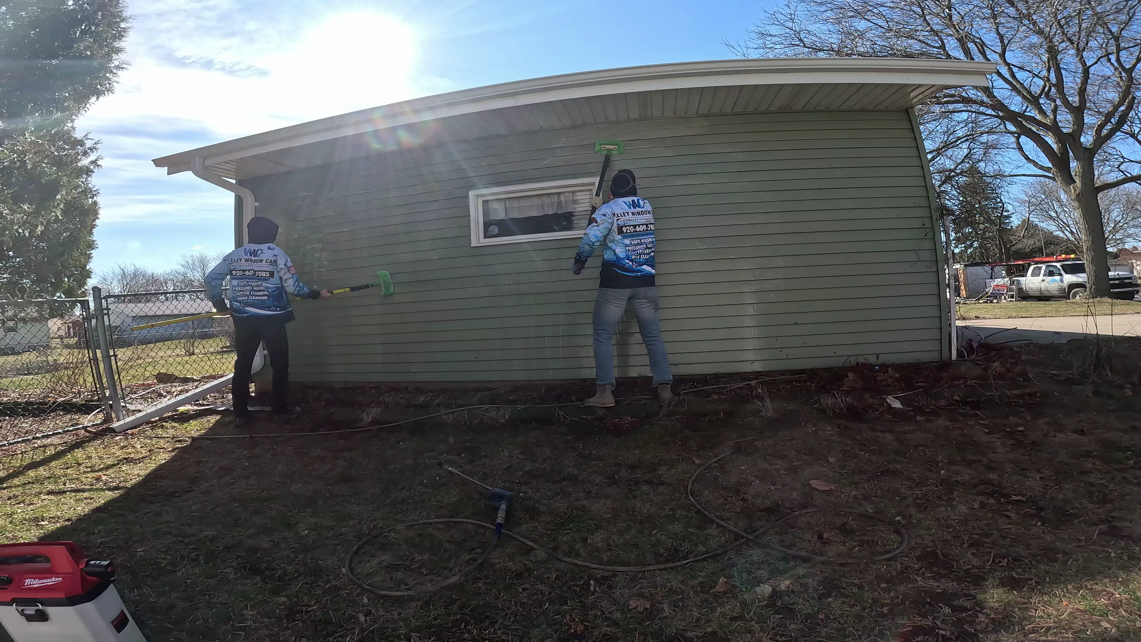 Vinyl siding chalky oxidation removal